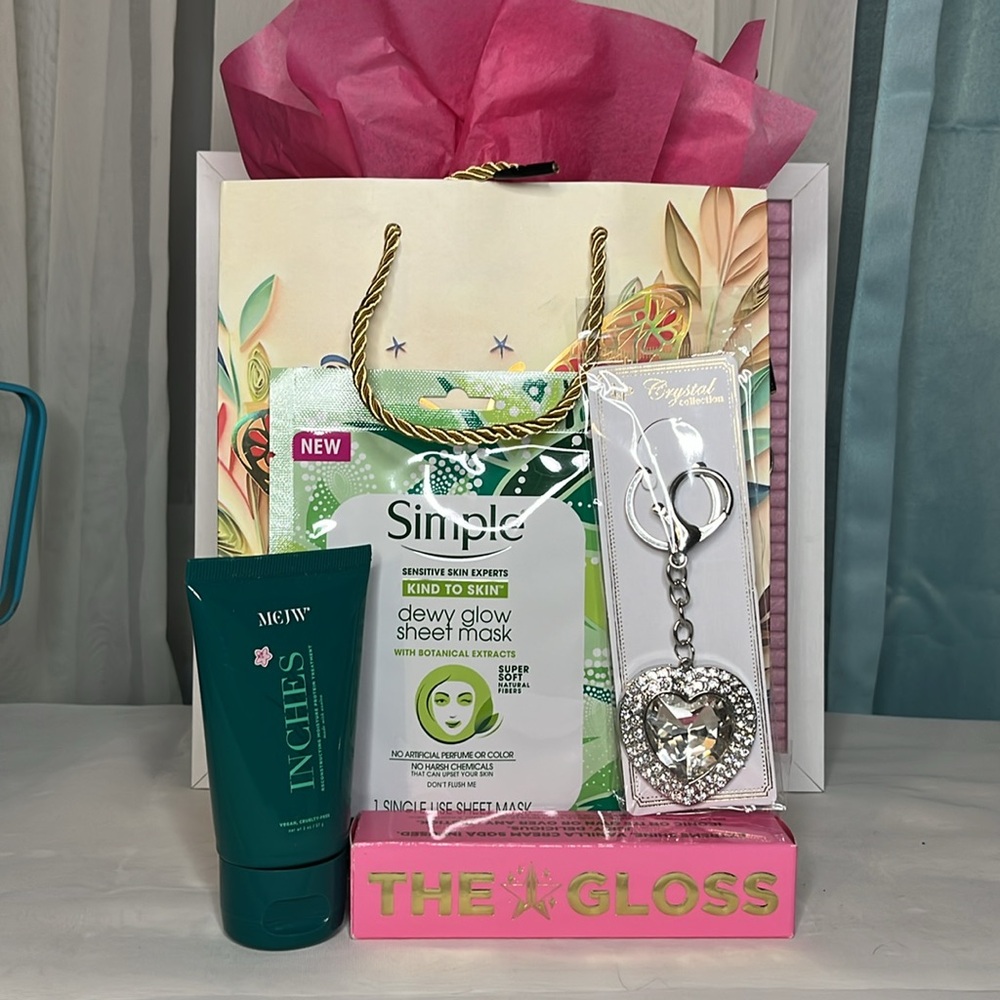 Gift Bag & Beauty Bundle - Picture 1 of 3